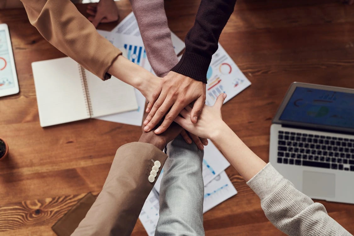 Personas colaborando en un proyecto, simbolizando la realización gracias a un préstamo