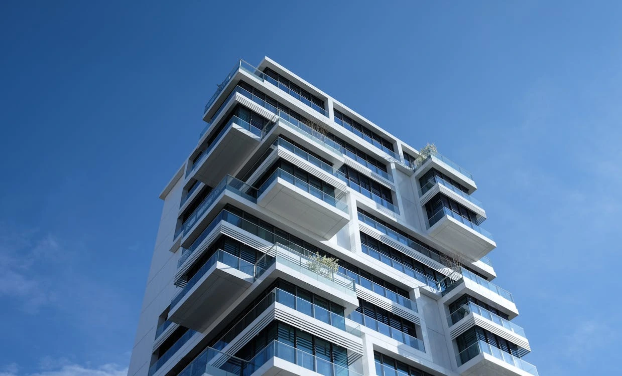 Planos de casa con llaves, simbolizando un proyecto inmobiliario